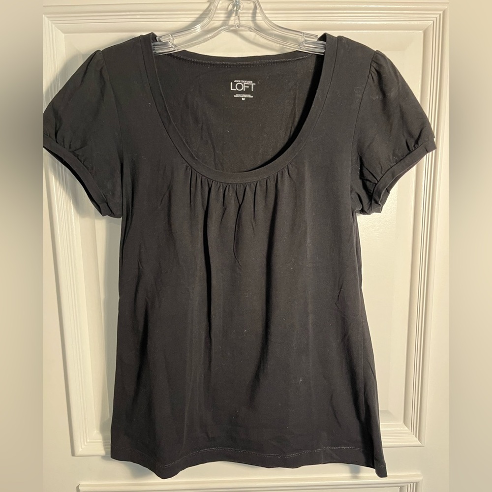 Loft - Short Sleeve Scoop Neck Tee - Black - Size Medium - EUC